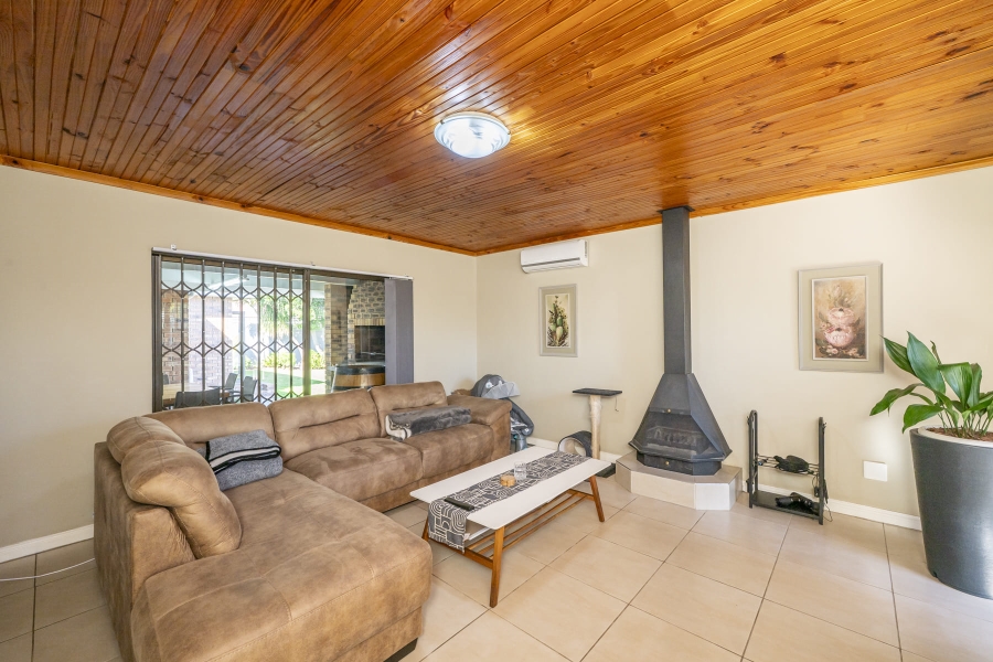 5 Bedroom Property for Sale in De Oude Spruit Western Cape